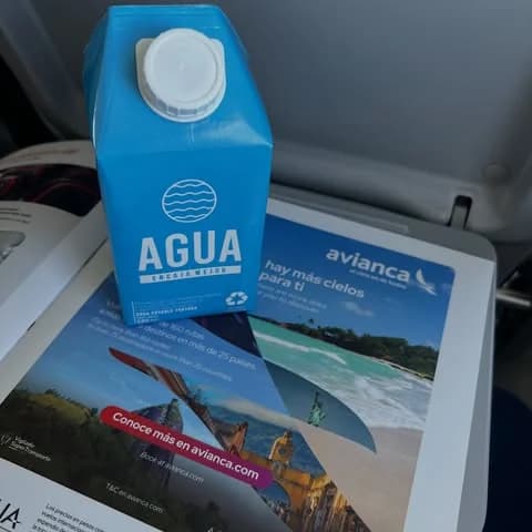 Agua En Caja personalizada para Avianca durante un vuelo