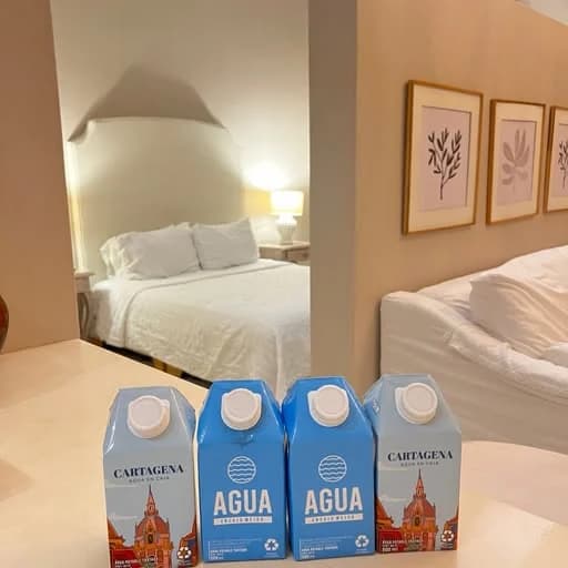 Envases de la edición Cartagena en la habitación de un hotel